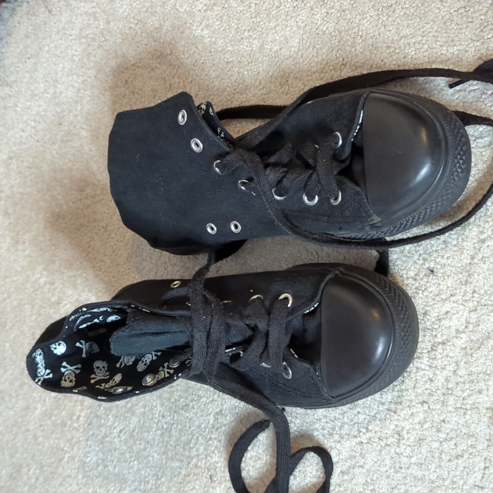 Black skull canvas sneakers high top